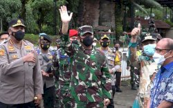 Kapolda Sulsel Dampingi Panglima TNI Keliling Gereja