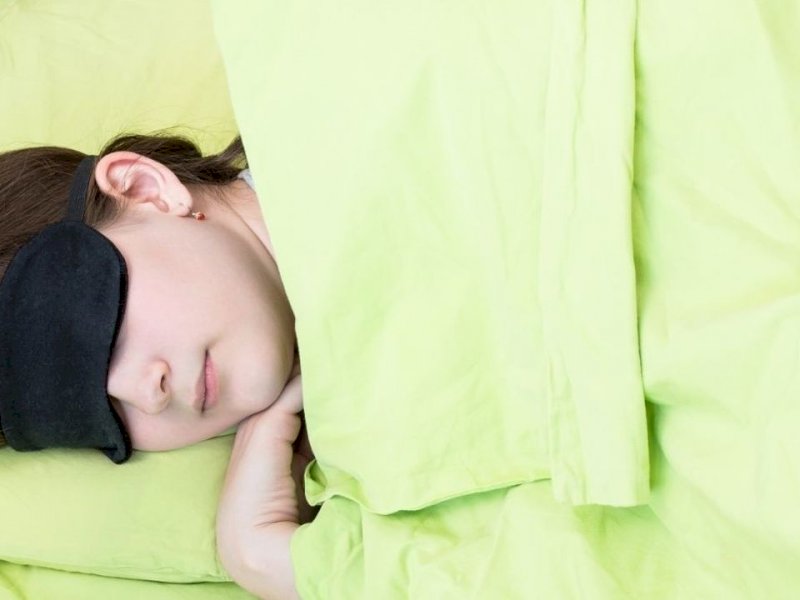 Begini Manfaat Pakai Penutup Mata Saat Tidur