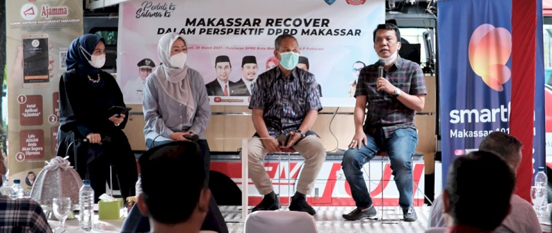 Diskusi dipelataran DPRD Kota Makassar.