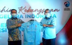 Fahri Hamzah, Hadiahkan Baju Gelora Untuk PLT Gubernur Sulawesi Selatan