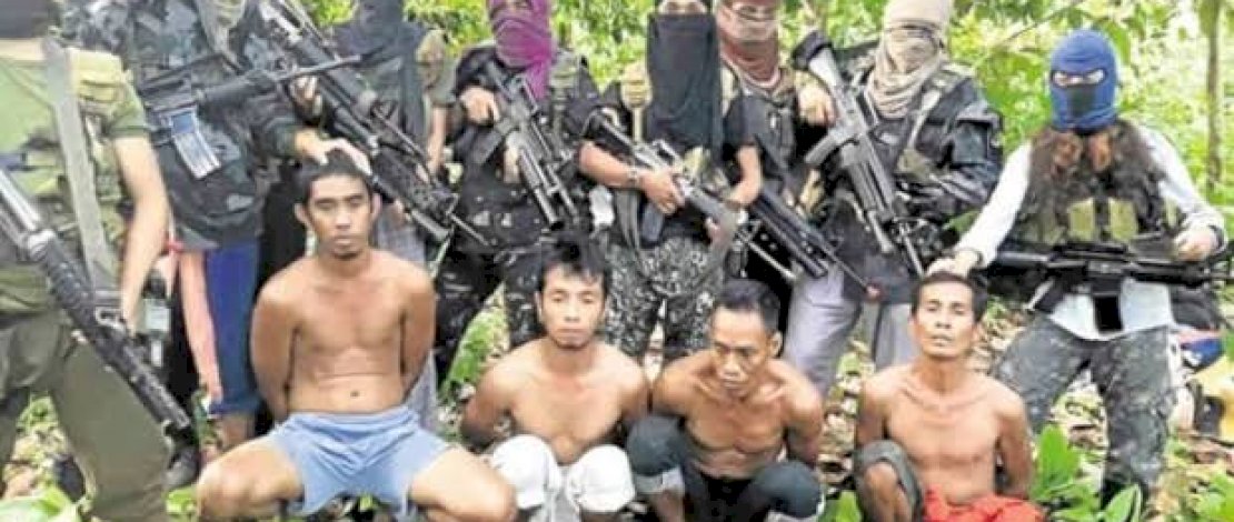 Abu Sayyaf memperlihatkan sandera.