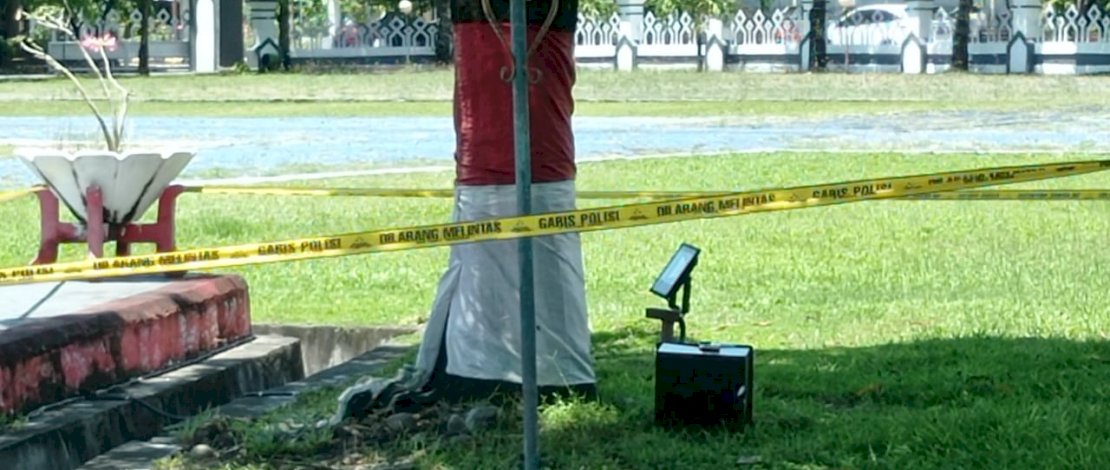 Gegana Brimob tiba di halaman kantor Bupati Pinrang untuk mengamankan kotak mencurigakan. Kapolres Pinrang belum bersedia memberi keterangan.