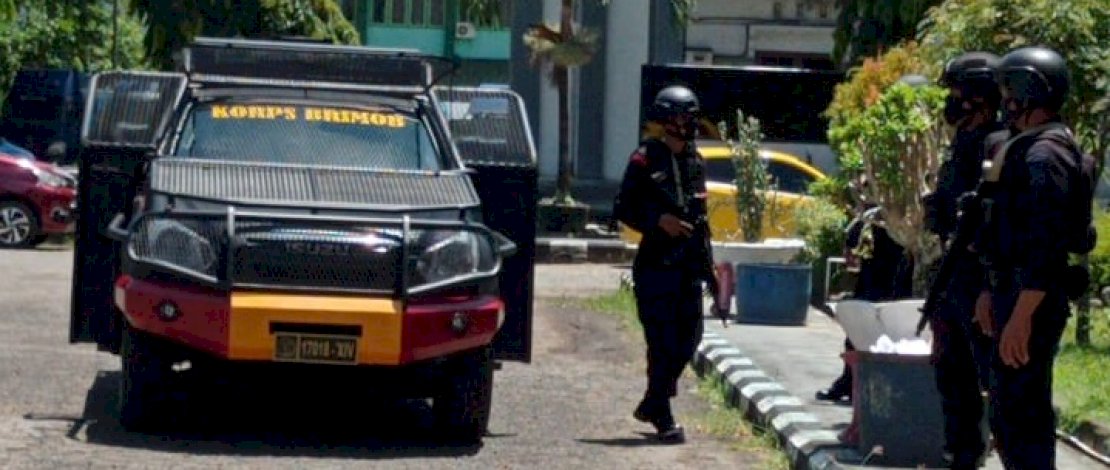 Gegana Brimob tiba di halaman kantor Bupati Pinrang untuk mengamankan kotak mencurigakan. Kapolres Pinrang belum bersedia memberi keterangan.