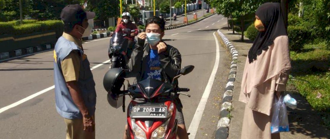 Suasana bagi-bagi masker oleh pihak Kelurahan Bumi Harapan, Parepare.