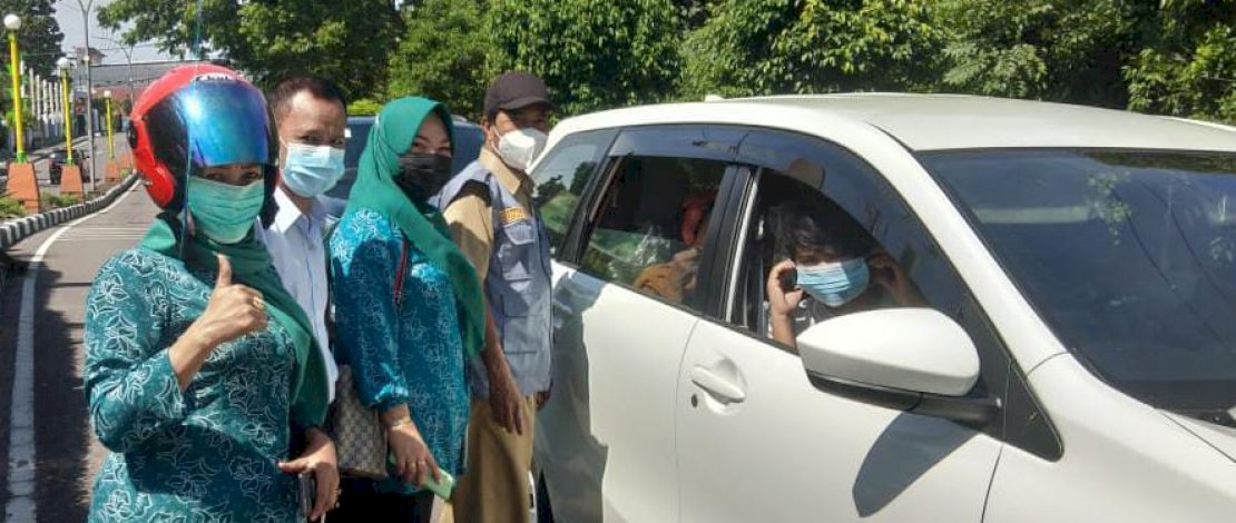 Suasana bagi-bagi masker oleh pihak Kelurahan Bumi Harapan, Parepare.