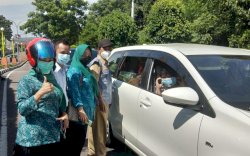 Sambut Bulan Puasa, Kelurahan Bumi Harapan Parepare Bagi Masker Gratis kepada Pengguna Jalan