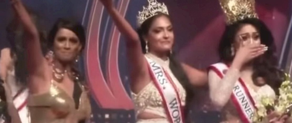 Pemenang Mrs Sri Lanka 2019, Caroline Jurie menyerahkan mahkota kepada runner-up.