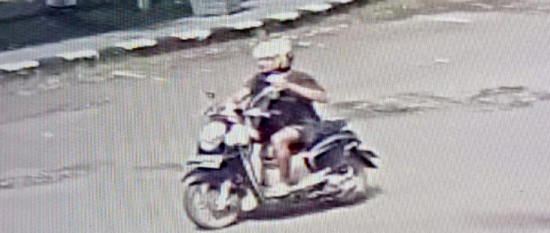 Tangkapan layar pelaku yang meletakkan kotak mencurigakan di halaman kantor Bupati Pinrang.