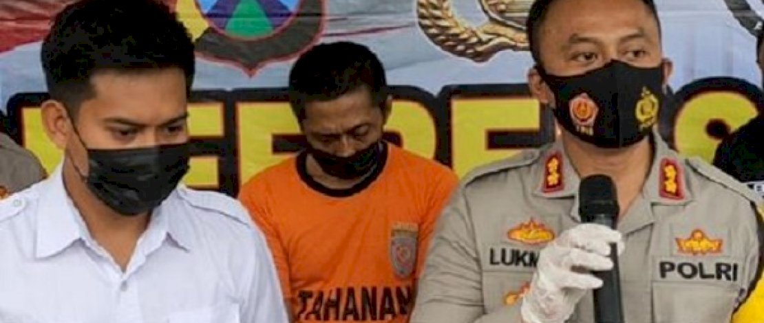 AH (baju oranye) saat konferensi pers di Mapolres Kediri.
