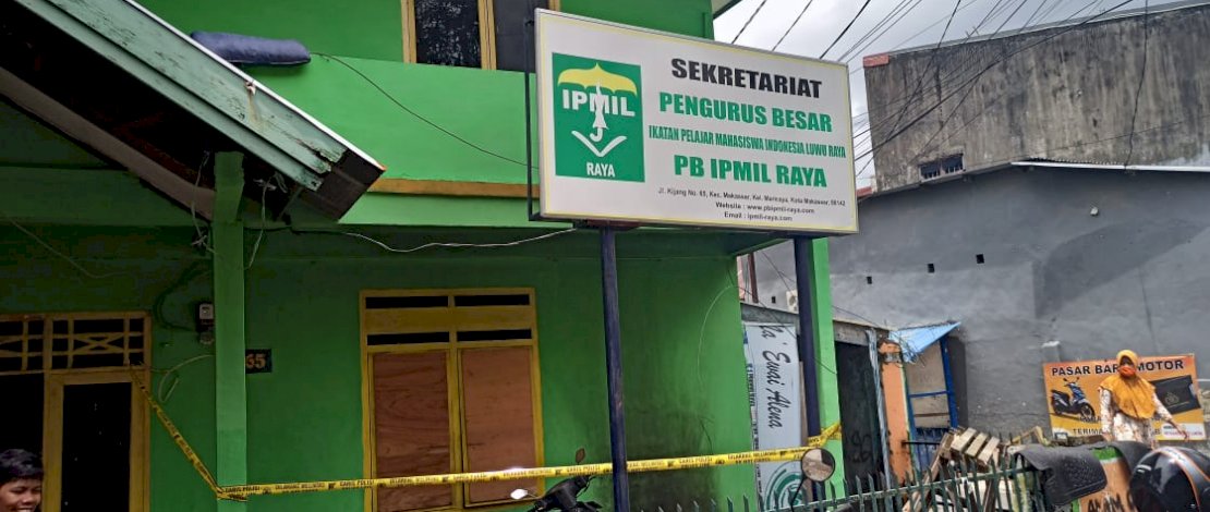 Petugas melakukan olah TKP di lokasi bom molotov di Asrama IPMIL Raya, Makassar.