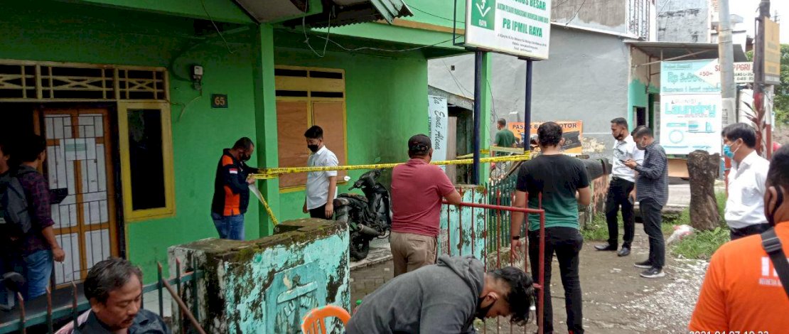 Petugas melakukan olah TKP di lokasi bom molotov di Asrama IPMIL Raya, Makassar.