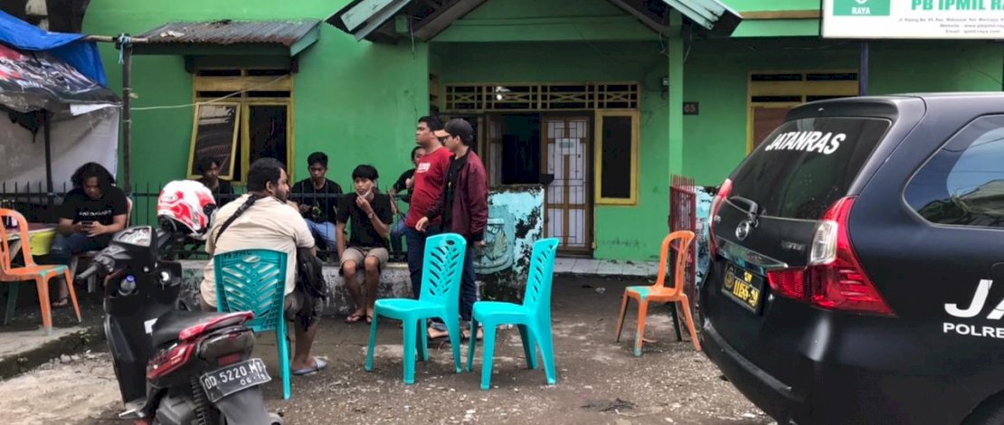 Petugas melakukan olah TKP di lokasi bom molotov di Asrama IPMIL Raya, Makassar.