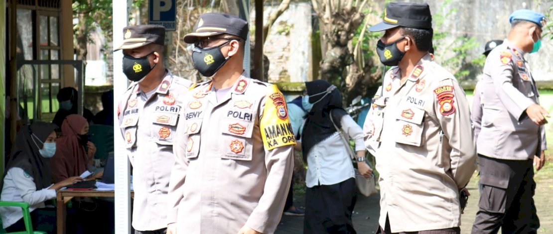 Kapolres Takalar saat meninjau pelaksanaan vaksinasi.