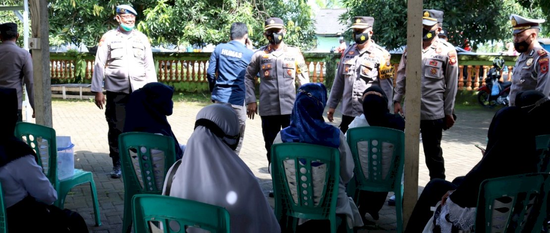 Kapolres Takalar saat meninjau pelaksanaan vaksinasi.