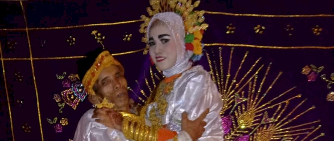 Bora tampak bahagia memeluk Ira Fazilah.