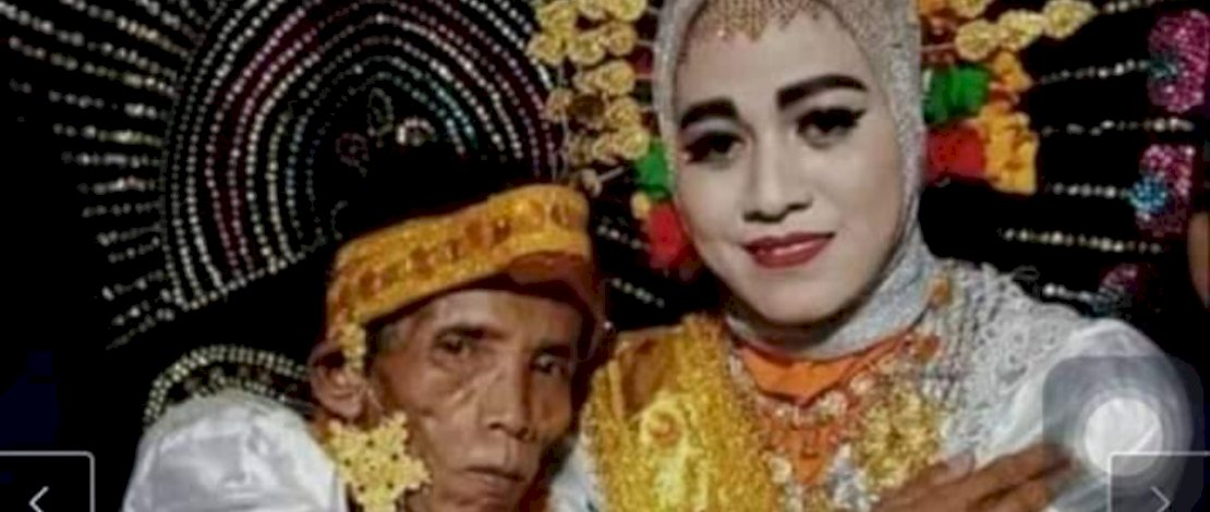 Bora tampak bahagia memeluk Ira Fazilah.