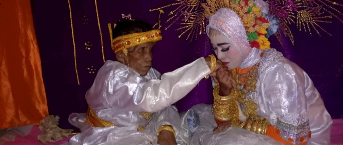 Bora tampak bahagia memeluk Ira Fazilah.