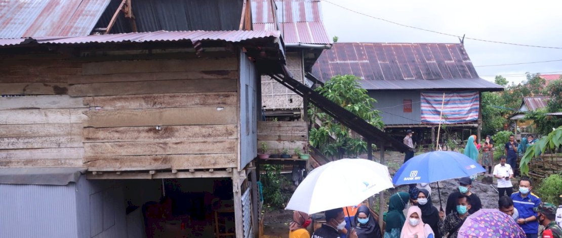 TP PKK Takalar - Dinas Sosial Sulsel sambangi korban bencana angin puting beliung di Polsel