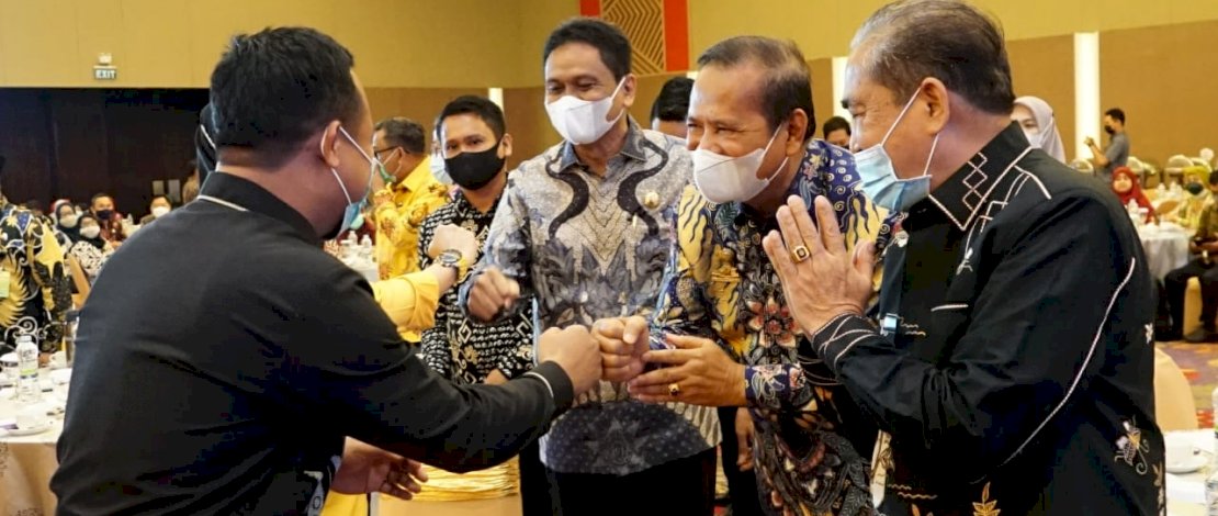 Bupati Luwu DR Basmin Mattayang saat menerima penghargaan terbaik 2 PPD.