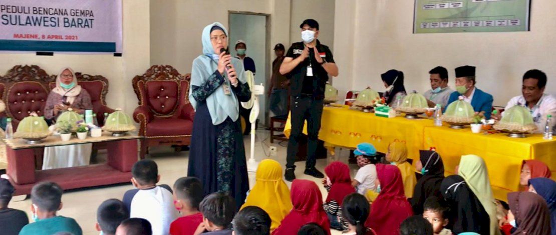 Dr Majdah M Zain didampingi dr Wachyudi Muchsin melakukan trauma healing kepada anak-anak korban gempa Sulbar.