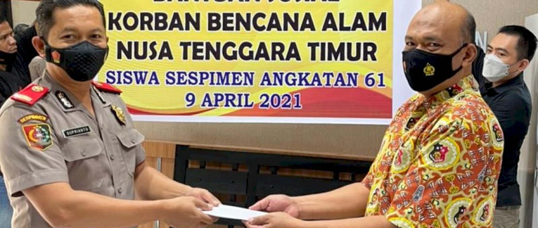 Penyerahan bantuan untuk korban bencana alam di NTT.