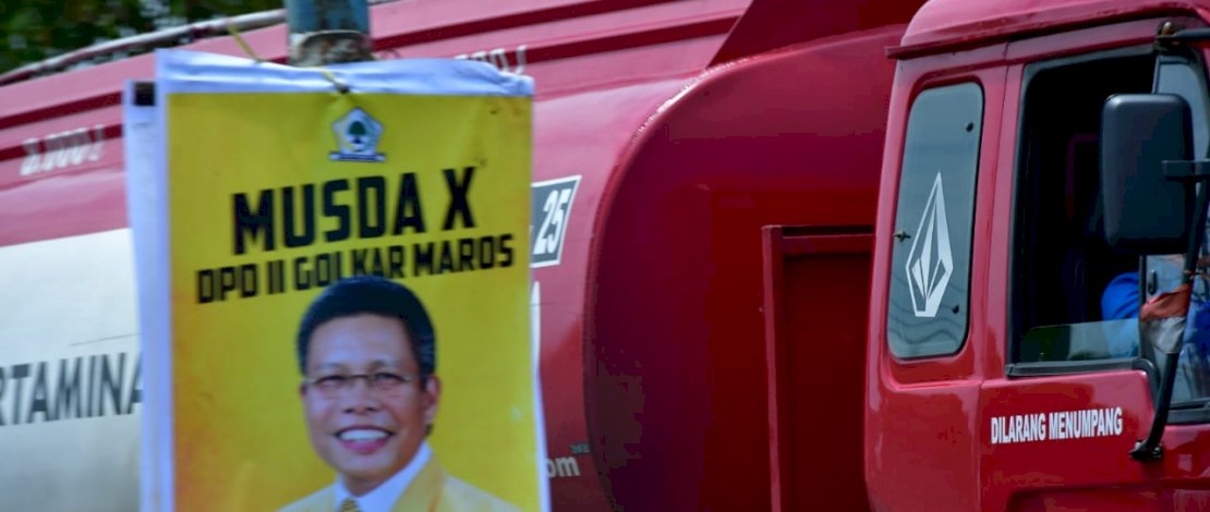 Banner Taufan Pawe dan Airlangga Hartarto di Maros dan batas Kota Makassar.