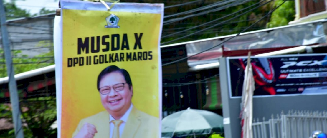 Banner Taufan Pawe dan Airlangga Hartarto di Maros dan batas Kota Makassar.