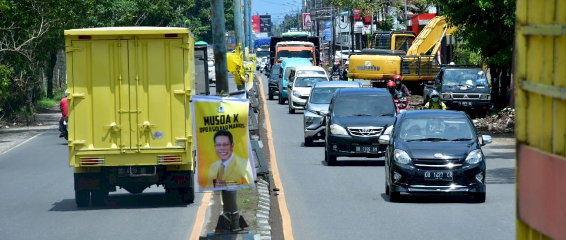 Banner Taufan Pawe dan Airlangga Hartarto di Maros dan batas Kota Makassar.