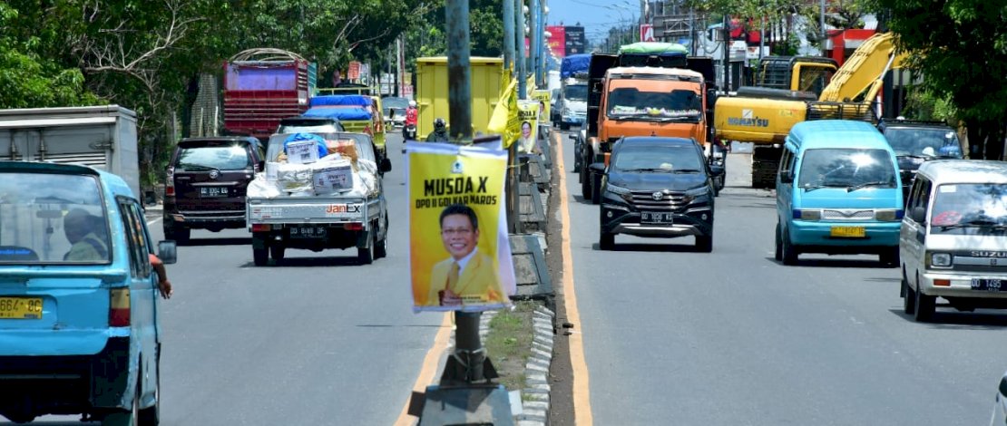 Banner Taufan Pawe dan Airlangga Hartarto di Maros dan batas Kota Makassar.