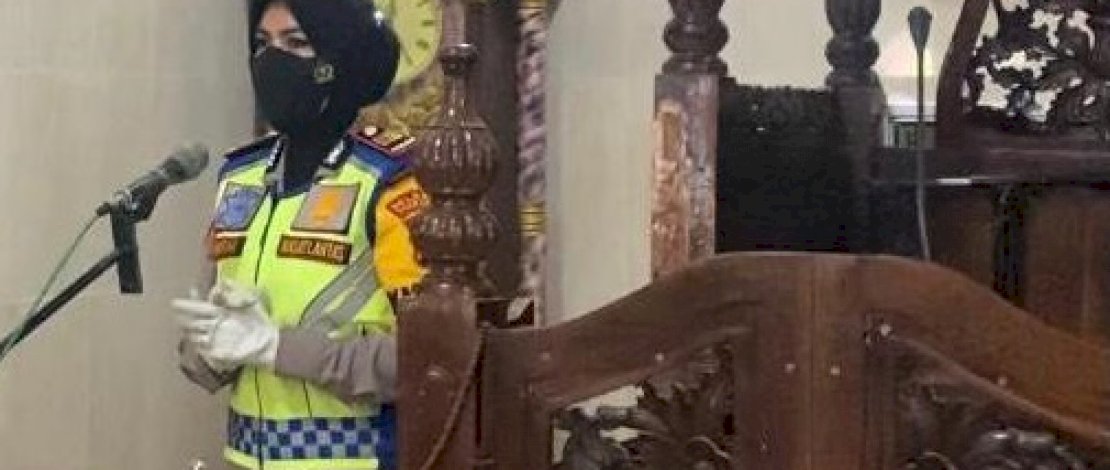 Kasat Lantas Polres Pinrang dan jajarannya saat memberikan imbauan di masjid.