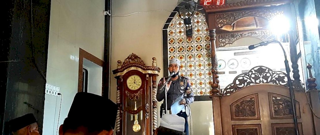 Kasat Lantas Polres Pinrang dan jajarannya saat memberikan imbauan di masjid.