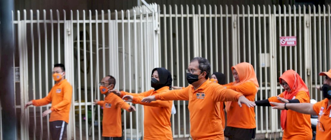 Wali Kota Moh Ramdhan Pomanto dan Wakil Wali Kota, Fatmawati Rusdi, saat mengikuti senam pagi di Jl Serigala.