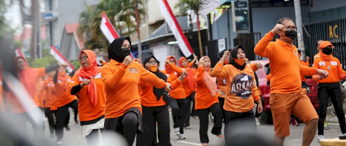 Wali Kota Moh Ramdhan Pomanto dan Wakil Wali Kota, Fatmawati Rusdi, saat mengikuti senam pagi di Jl Serigala.