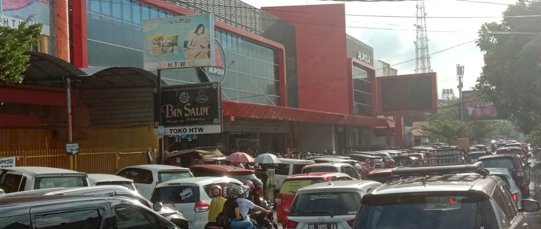 Kemacetan di depan Toko Alaska di Jl Pengayoman.