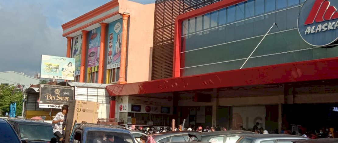 Kemacetan di depan Toko Alaska di Jl Pengayoman.