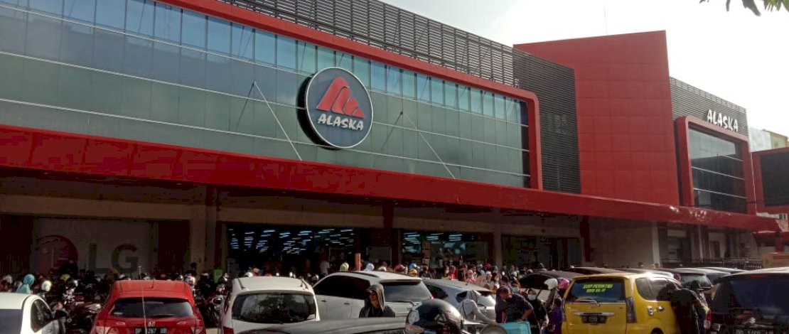 Kemacetan di depan Toko Alaska di Jl Pengayoman.