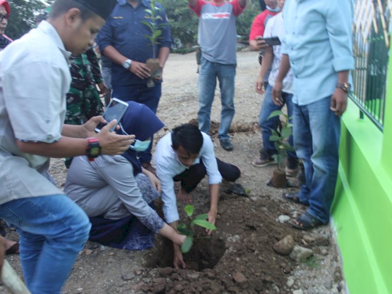 Tanam Pohon, Wabup Sinjai Minta Karang Taruna Merawatnya