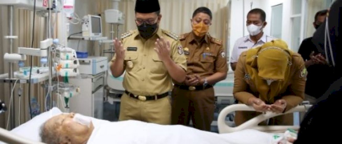 Moh Ramdhan Pomanto bersama jajaran Pemkot Makassar, berdoa di sisi jenazah almarhum Malik B Masry di Siloam. Foto lain, Malik B Masry semasa hidup.