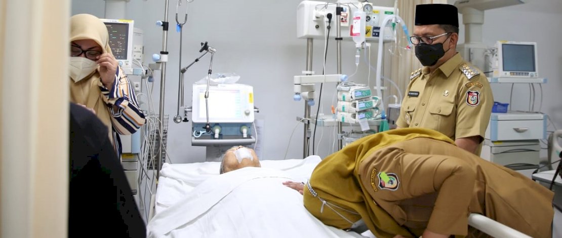 Wali Kota Makassar, Moh Ramdhan Pomanto, memberikan penghormatan terakhir kepada almarhum Malik B Masry.