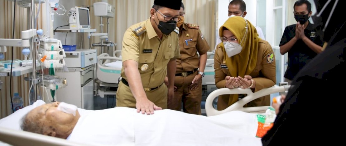 Wali Kota Makassar, Moh Ramdhan Pomanto, memberikan penghormatan terakhir kepada almarhum Malik B Masry.