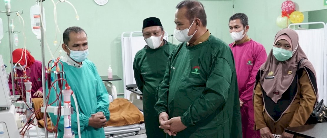 H Basmin Mattayang saat mengunjungi layanan hemodialisis di RSUD Batara Guru.
