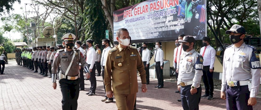 Bupati Luwu, Basmin Mattayang saat memimpin apel Operasi Keselamatan 2021.