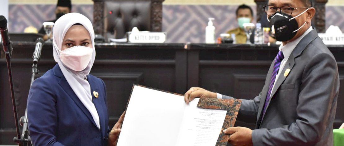 DPRD Luwu Utara Serahkan Rekomendasi LKPJ Bupati 2020