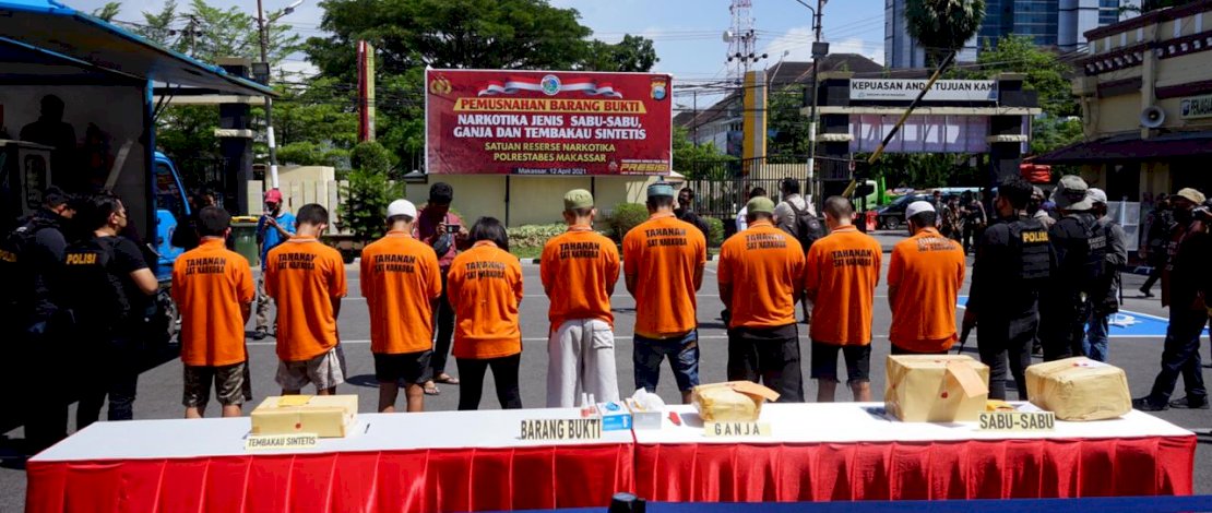 Suasana pemusnahan barang bukti narkoba di Mapolrestabes Makassar.