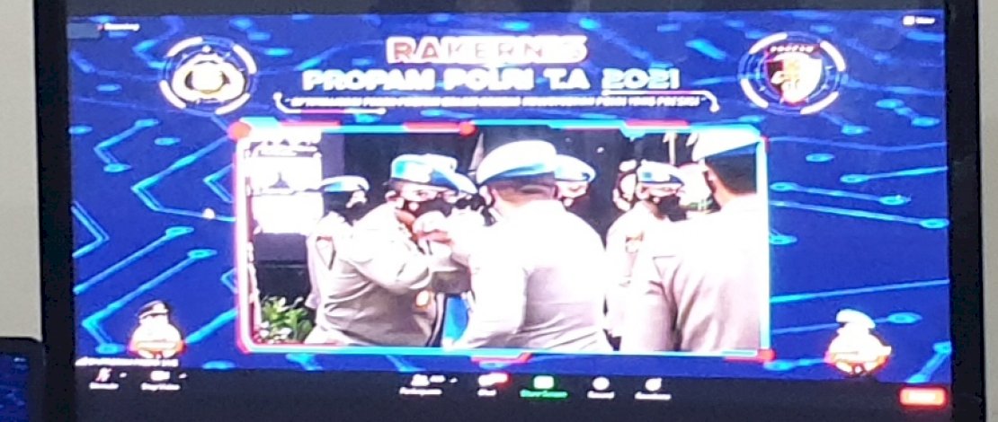 Kabid Propam Polda Sulsel, Kombes Pol Agoeng Adi Koerniawan, memperlihatkan penghargaan dari Mabes Polri sebagai Bidpropam terbaik.  