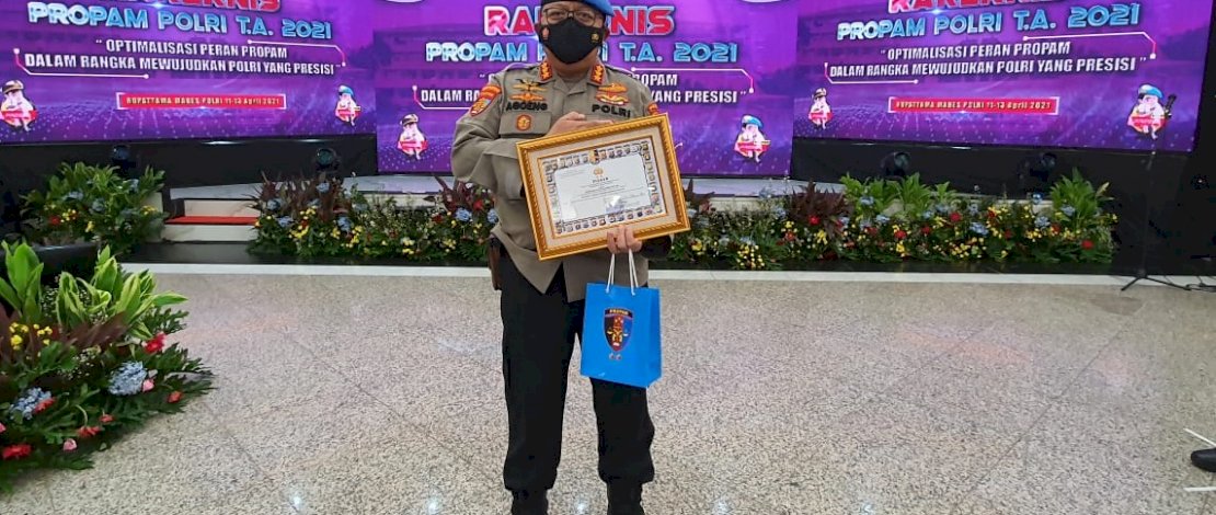 Kabid Propam Polda Sulsel, Kombes Pol Agoeng Adi Koerniawan, memperlihatkan penghargaan dari Mabes Polri sebagai Bidpropam terbaik.  