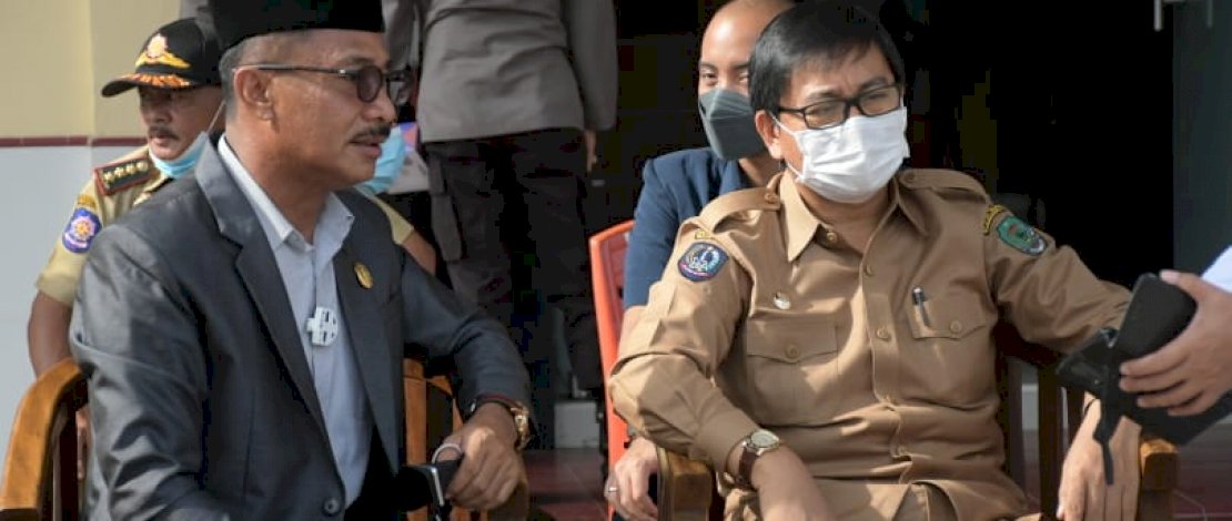 Wabup Lutra, Suaib Mansur (kanan) saat mengikuti apel gelar pasukan Operasi Keselamatan 2021.