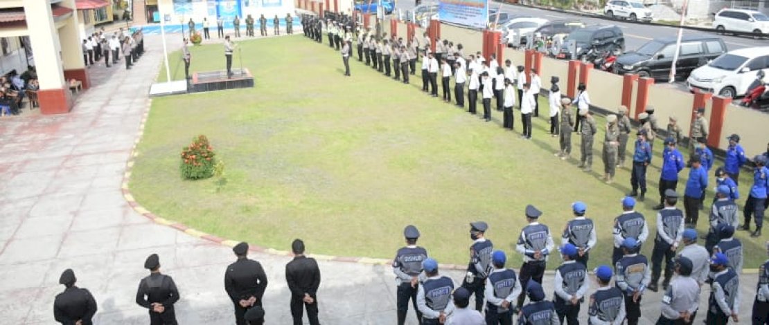 Wabup Lutra, Suaib Mansur (kanan) saat mengikuti apel gelar pasukan Operasi Keselamatan 2021.