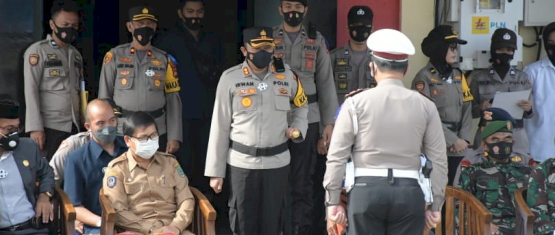 Wabup Lutra, Suaib Mansur (kanan) saat mengikuti apel gelar pasukan Operasi Keselamatan 2021.