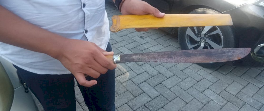 Lokasi pemarangan dan barang bukti sajam yang diamankan.
